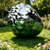 Sculpture géométrique personnalisée en acier inoxydable en forme de cône de pin, miroir métallique, statue de noix et d'écureuil pour aménagement paysager extérieur