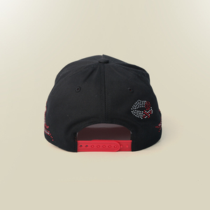 Cappello da Baseball G5 Baez di Alta Qualità con Fodera Rossa Satinata, Ricamo a Fiamma, Visiera in Camoscio 100% Cotone e Strass - Product Image 5