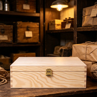Boîte cadeau en bois brut à deux compartiments séparés, avec couvercle à charnière et loquet en métal doré, finition pin grainé, pour emballage de faveurs de mariage