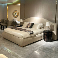Lit King Size de Luxe en Tissu Plissé Fait Main avec Garniture Cloutée – Mobilier de Chambre Haut de Gamme