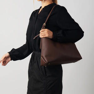 Sac à main en cuir tendance pour femmes avec finition soignée, grande capacité, poignée facile à transporter et style à la mode, parfait pour les besoins quotidiens - Product Image 5