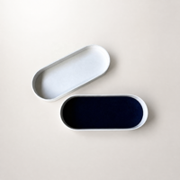 Boîte en papier rigide de forme ovale blanche avec couvercle amovible et intérieur en velours bleu marine pour la présentation, le rangement et les cadeaux de bijoux et de cosmétiques