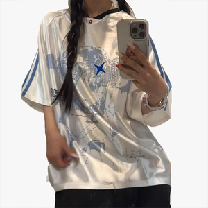 เสื้อยืดวินเทจลายการ์ตูนสาวๆ คอวี แขนสั้น รุ่นใหม่ประจำฤดูร้อนปี 2026 ทรงหลวม แต่งผ้าแบบแพทช์เวิร์ค สไตล์ลำลอง เสื้อยืดสุดฮิต - Product Image 2