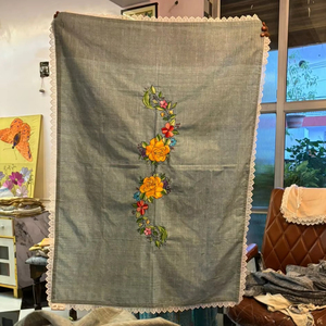 Nappe artisanale 100% coton avec broderie de roses rouges – Linge de table floral respirant à texture de lin naturel pour la maison - Product Image 1