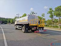 Camion pulvérisateur d'eau diesel Euro 3 15CBM 4x2 pour l'irrigation paysagère et la lutte contre la poussière, assainissement municipal