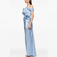 Robe longue sirène en satin bleu clair glamour avec fleurs 3D et fente haute, idéale pour les soirées formelles, les mariages ou les fêtes.