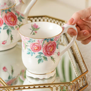 <span class=keywords><strong>Set</strong></span> da tè completo <span class=keywords><strong>Vintage</strong></span> con stampa di Rose decalcomania fiorita porcellana ceramica oro bordo tazza da tè con piattino - Product Image 4