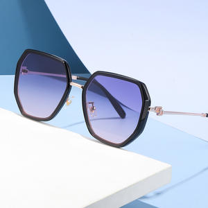 Nouvelles lunettes de soleil polarisées de style européen pour femmes, monture noire, verres gris, protection UV400, tendance, pour les voyages, les activités de plein air et la conduite. - Product Image 3