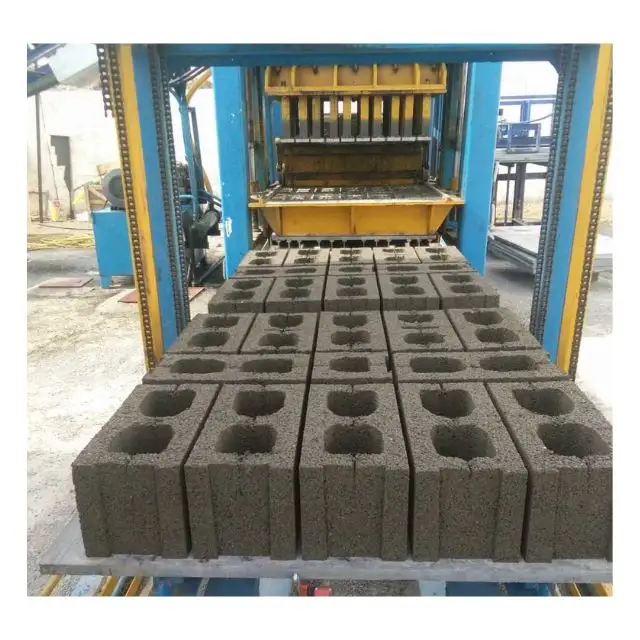 Macchina per fabbricare i blocchi di mattoni finitrice ad incastro automatica del cemento del cemento del creatore di denaro QT4-15A