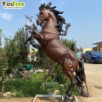 Estatua de Bronce de Caballo en Pose de Carrera, Escultura Realista y Musculosa para Decoración de Jardín o Patio, con Marcas de Patas en Forma de Calcetines Blancos, Tamaño Personalizado