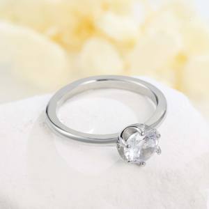 Bague en Acier Inoxydable Plaqué Or 18K et Argent Bicolore avec Zircon Rond à Six Griffes - Bijou Classique de Luxe Léger pour le Quotidien - Product Image 3