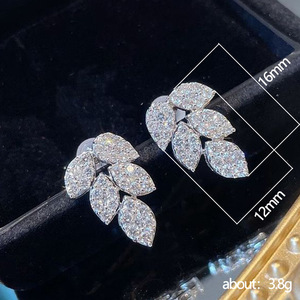 Orecchini a Forma di Foglia per Donne con Accenti di Cristalli, Eleganti Accessori Moda Quotidiana - Product Image 3