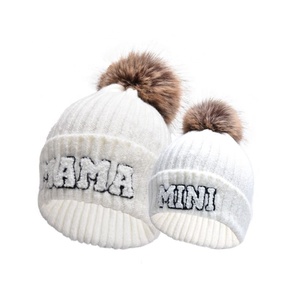 Mode Winter Effen Kleur Verdikte Mama <span class=keywords><strong>Mini</strong></span> Letter Patches Gebreide Muts Voor Mama En Me Pompom Wollen Muts Set - Product Image 6