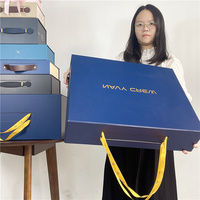 Emballage de boîte en carton recyclable à aimant dur de taille personnalisée boîtes de papier cadeau rigides magnétiques pliantes de luxe avec poignée réutilisables