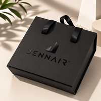 Boîte cadeau rigide noire en gros avec poignée et logo personnalisé pour vêtements, chaussures et présentation en magasin
