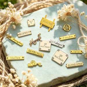 Etiquetas Metálicas de Aleación de Zinc al por Mayor, Etiquetas de Marca Personalizadas Finamente Grabadas para Ropa Infantil, Mochilas Escolares, Zapatos Casuales - Product Image 1