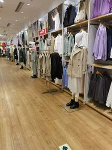 ราวแขวนเสื้อผ้าไม้คุณภาพสูง ชั้นวางโชว์สินค้า <span class=keywords><strong>Uniqlo</strong></span> ชั้นวางโชว์เสื้อผ้าชายหญิงสำหรับร้านค้า - Product Image 5