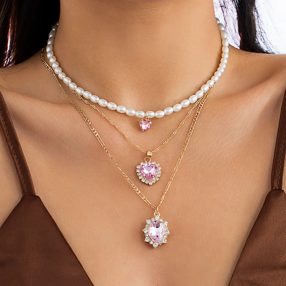 Collana con ciondolo solitario in cristallo rosa con catena di perle a strati con strass per gioielli da donna placcati in oro 2023