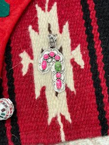 จี้เงินแท้ชุบทองคำขาวประดับด้วยเทอร์ควอยซ์สีชมพูสดแบบเซอร์โโนแวนเมาน์เทน  งานแฮนด์เมดสำหรับผู้หญิง - Product Image 4