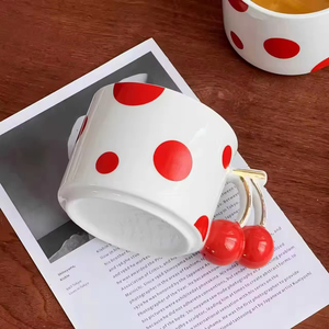 Mug en céramique de style créatif pour café et thé / Mug avec poignée en or et canneberge rouge pour les fêtes ou l'usage domestique - Product Image 4