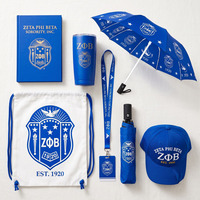 Ensemble cadeau personnalisé avec gobelet, casquette, parapluie, carnet et cordon de cou, motif lettres grecques blanches et bleu colombin 1920, pour sororité