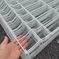 Pagar Kawat Las Segitiga 3D Heavy Duty 5mm Galvanis Panel Keamanan untuk Bandara dan Halaman Gaya Australia
