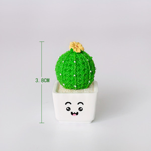 Affascinanti statuette in resina a forma di cuore e cactus, set da 4 - Perfette per la decorazione del soggiorno, della camera da letto e del tavolo del caffè - Product Image 5