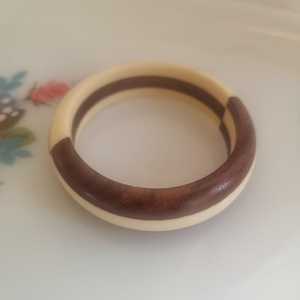 กำไลข้อมือเรซิ่นและไม้สำหรับผู้หญิง เครื่องประดับทำมือที่มีพื้นผิวไม้ธรรมชาติและดีไซน์เรซิ่นทันสมัย - Product Image 5