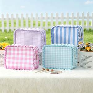 Bolsa de Maquillaje de Viaje con Volantes y Diseño a Cuadros, Bolsa de Aseo Portátil de Gran Capacidad con Patrón de Cuadros - Product Image 1