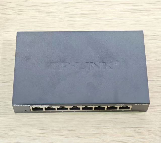 TP-LINK TL-SG1008D 8-port Full Gigabit or 5-port Unmanaged Desktop Switch for High-speed Network Expansion.