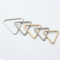 Accessoires de maroquinerie en gros de diverses tailles, boucle triangulaire en alliage de zinc, métal tendance, pour la décoration
