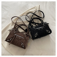 Sac à bandoulière carré petit et simple, nouveau design décontracté, sac à bandoulière pour femmes, personnalité, rivets de moto, rétro, grande capacité