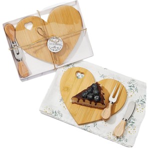 Tabla de queso en forma de corazón de bambú con juego de cuchillo y tenedor para servir postres y frutas - Product Image 5