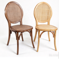 Chaise de salle à manger ovale en bois massif nordique avec dossier en rotin tressé, style vintage français naturel pour événements de mariage