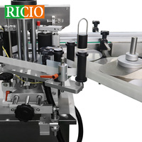 Machine d'étiquetage automatique RICIO pour boîtes en plastique à double coin avec impression laser des étiquettes