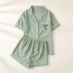 Ensemble de pyjama à manches courtes pour femmes qui préfèrent un design minimaliste et des tissus légers pour les nuits d'été - Product Image 4