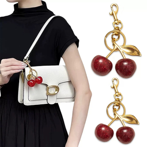 Móc khóa thời trang Cherry bền và nhẹ Móc khóa Glamour Girl Quà tặng cho người yêu hoặc bạn bè được làm bằng hợp kim - Product Image 2