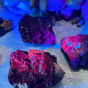 ขายส่งแร่ฟลูออไรต์กุหลาบแดงธรรมชาติ ตัวอย่างแร่คริสตัลธรรมชาติสำหรับตกแต่งบ้านและสะสม ของขวัญวันเกิด - Product Image 1