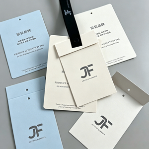 Accesorios de ropa personalizados con diseños elegantes y etiquetas colgantes de papel en relieve con el logotipo de la marca - Product Image 3