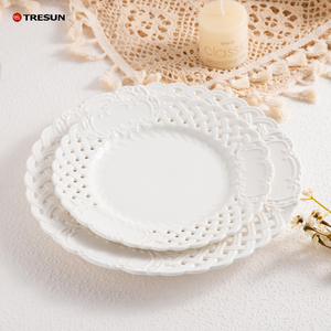 Assiettes de dîner élégantes en céramique blanche à dentelle creuse en relief, assiettes de service vintage en porcelaine française pour la vaisselle de mariage et de fête - Product Image 4