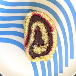 Rouleau de chocolat et noisettes, dessert viral TikTok, gâteau moelleux et fondant avec garniture fondante, emballé individuellement, collation de luxe aux noisettes - Product Image 4