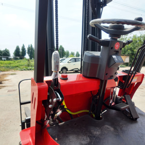 Chariot élévateur tout-terrain diesel 4x4 TOHO TH-CPD10 de 1 à 5 tonnes avec déplaceur latéral hydraulique et mât à trois sections – Fabricant professionnel - Product Image 6