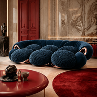 Canapé de salon en tissu trois places incurvé, design de luxe léger et artistique, conçu sur mesure pour villas et grandes maisons.