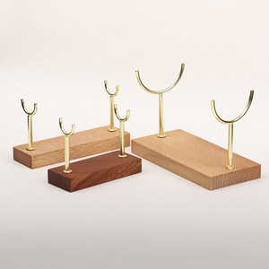Expositor de joyería de madera con ganchos dorados para exhibir collares, pulseras y accesorios. - Product Image 1