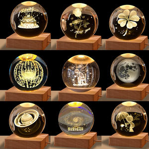 6CM Cristal Usine En Gros <span class=keywords><strong>Personnalisé</strong></span> 3D Laser Gravé <span class=keywords><strong>Boule</strong></span> <span class=keywords><strong>De</strong></span> Verre LED Lumière avec Base En Bois Poli Technique Souvenir Utilisation - Product Image 2