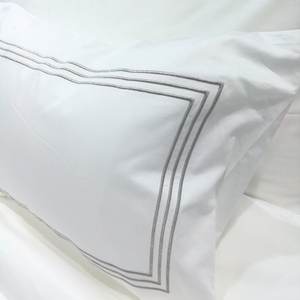 Juego de Ropa de Cama de Satén 100% Algodón Natural - Funda de Edredón y Fundas de Almohada con Bordado de Líneas - Product Image 3