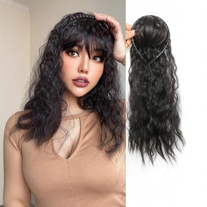 La <span class=keywords><strong>dame</strong></span> porte généralement une longue bande de cheveux tressée avec des extensions de cheveux supplémentaires et des pinces à cheveux supplémentaires. - Product Image 1