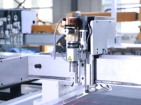 Plotter CNC con Cuchilla Vibratoria para Letras en Fieltro, Gráficos de Vinilo, Rotulación de Vehículos y Adhesivos de Gran Formato