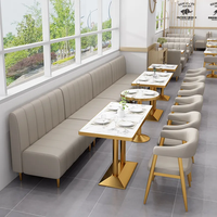 Ensemble de meubles de restaurant au design nordique, table à motif marbre et chaises à cadre doré, banquette en cuir