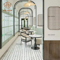 Canapé en cuir moderne en forme de L, ensemble de salle à manger pour café-restaurant, tables en marbre, chaises à dossier en rotin tressé beige